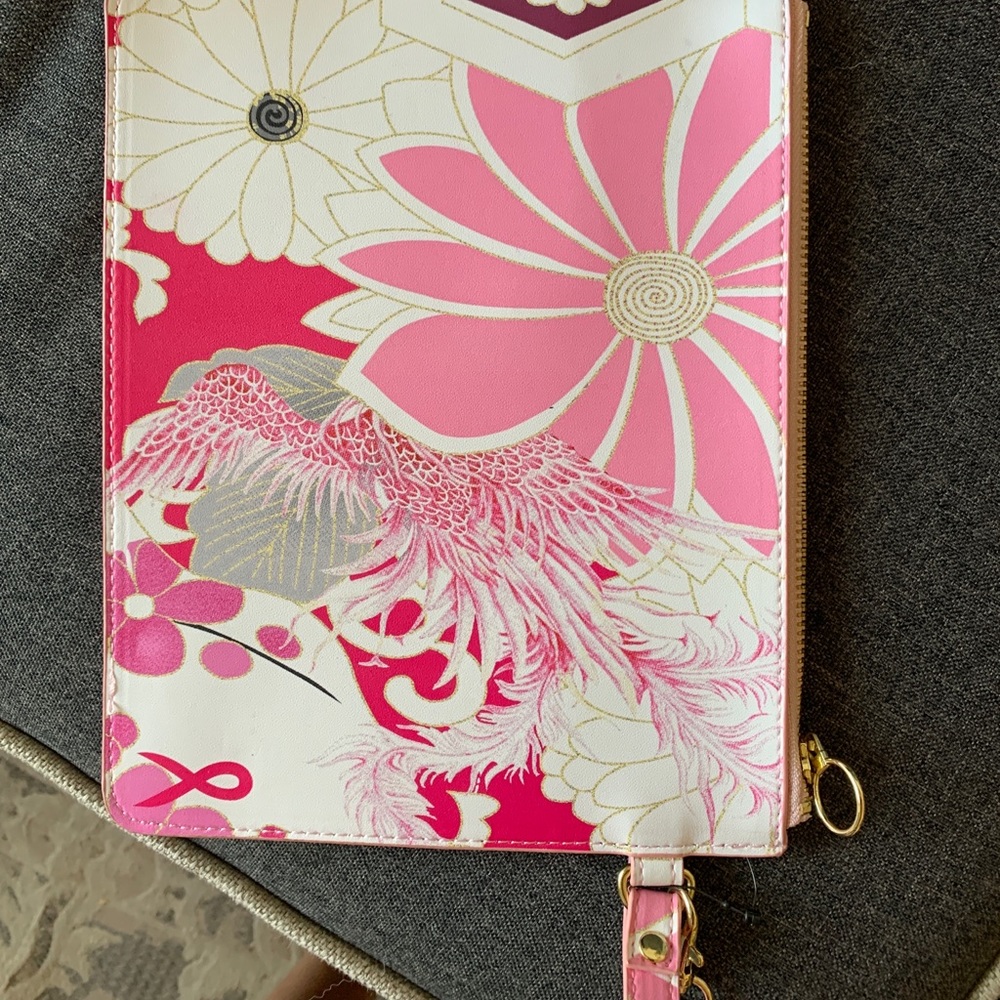 Pink‎ pouch